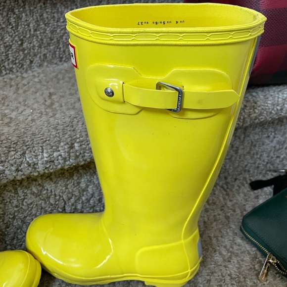Barley worn yellow hunter rain boots size W6.5 - Picture 4 of 5